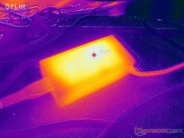 L'adaptateur CA atteint plus de 37°C lorsque les charges sont élevées