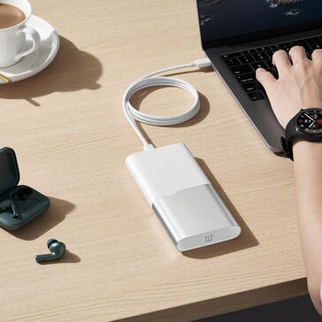 Chargement d'un ordinateur portable avec la banque d'alimentation SuperVOOC (image source : OnePlus)