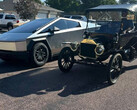 Le Cybertruck à côté d'une Ford Model T (Image source : COO/FB)