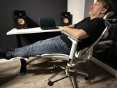 Le siège de bureau ergonomique Sihoo Doro C300 mis à l'épreuve. (Image : Marcus Schwarten / Notebookcheck)