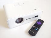 Projecteur Aurzen Eazze D1R Roku et télécommande.