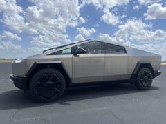 Elon Musk a fait miroiter sur les médias sociaux un candidat à la production finale du fameux Tesla Cybertruck avant la date de lancement officielle. (Source de l&#039;image : Elon Musk sur X)