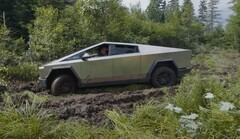 Le Cybertruck a impressionné les bûcherons à bien des égards, mais il a finalement été écarté pour un usage intensif en raison de sa faible autonomie. (Source de l'image : Tucker Carlson)