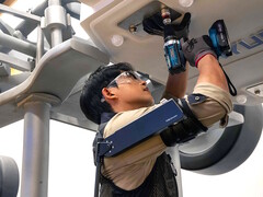 Hyundai Motor et Kia présentent en avant-première le robot portable X-ble Shoulder destiné à aider les travailleurs industriels à effectuer des travaux en hauteur. (Source de l&#039;image : Hyundai)