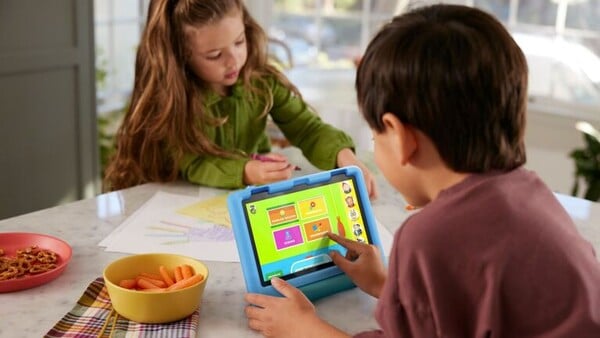 Les Amazon Fire HD 8 Kids et Fire HD 8 Kids Pro sont dotés d'un étui solide et d'une garantie de 2 ans. (Source de l'image : Amazon)