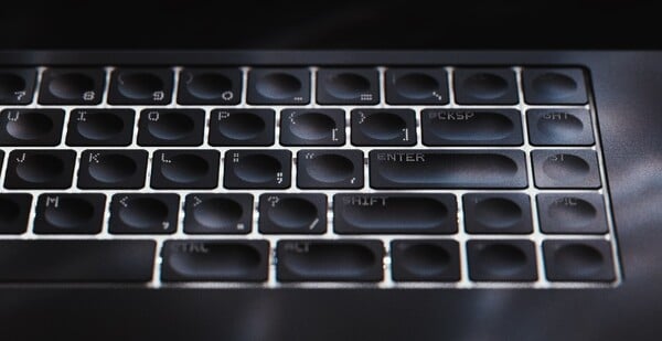 Le clavier Icebreaker est doté de touches en aluminium dentelées et de lumières RVB personnalisables. (Source de l'image : Serene Industries)