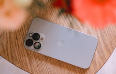 L&#039;iPhone 15 Pro peut être légèrement plus lent dans certaines tâches après la mise à jour vers iOS 18. (Source de l&#039;image : Swello - Unsplash)