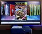 Une Xbox 360 bleue modifiée exécutant un tableau de bord homebrew personnalisé sur un moniteur, affichant le jeu "Conker : Live and Reloaded" ainsi que d'autres titres Xbox et émulateurs. (Source de l'image : Modern Vintage Gamer sur YouTube)