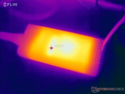 L'adaptateur CA atteint plus de 35°C lorsque les charges sont élevées