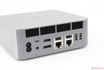 Arrière : Alimentation CA (pas de brique d'alimentation externe), USB-C Thunderbolt 4 avec DisplayPort + Power Delivery, casque 3,5 mm, HDMI (4K@60), DisplayPort 1.4 (4K@144), 2x RJ-45 (2,5 Gbps), 4x USB-A 3.0 (10 Gbps)