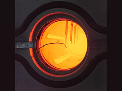 Un peu de lumière solaire devrait suffire à générer des températures similaires à celles d'un haut fourneau. (Image : Cell Press/Device)