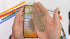 Les appareils pliables de Samsung ont toujours lutté contre la saleté et les débris qui se coincent dans l&#039;écran et la charnière. (Source de l&#039;image : JerryRigEverything)