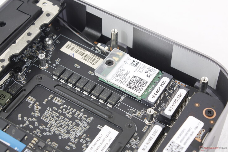 Le module WLAN amovible se trouve sous les disques SSD M.2