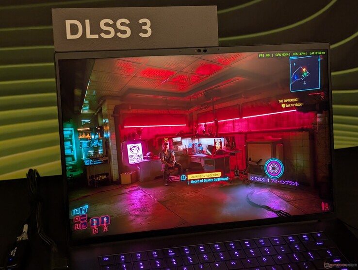 La Blade 16 de l'année dernière exécute Cyberpunk 2077 sur une RTX 4090 avec des paramètres maximums