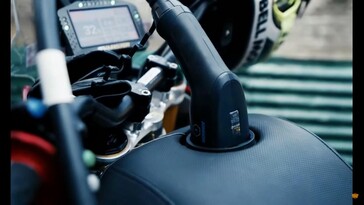 La selle gargantuesque dissimule astucieusement le port de charge et les accessoires qui se trouvent à l'emplacement du réservoir, tout en offrant un endroit confortable pour s'asseoir. (Source de l'image : Royal Enfield sur YouTube)