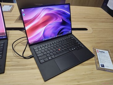 Lenovo ThinkPad X1 Carbon Gen 13 Aura Edition (source de l'image : Benjamin Herzig)