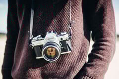 Canon semble envisager un appareil photo sans miroir basé sur le design du Canon AE-1, qui est devenu populaire parmi les amateurs. (Source de l'image : The Canon Camera Museum)