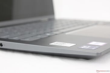 Les bords tranchants, les côtés plats et les angles arrondis sont devenus la marque de fabrique du design des ThinkBook
