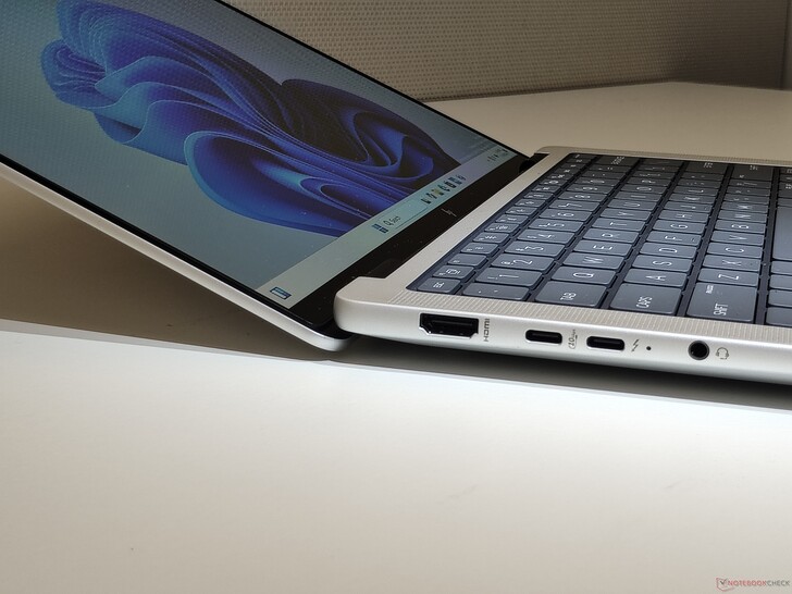 HP EliteBook X G1a : Angle d'ouverture maximal (source de l'image : Benjamin Herzig)