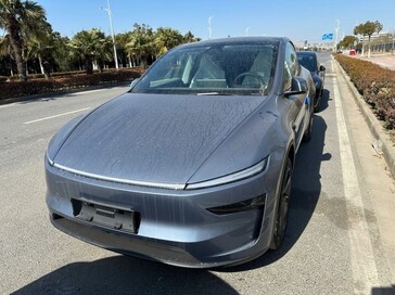 2025 Model Y Juniper dans la nouvelle couleur Glacial Blue