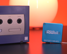 Une capture d'écran montrant la Nintendo Gamecube à côté de la minuscule Nintendo Kawaii Wii, de la taille d'un porte-clés