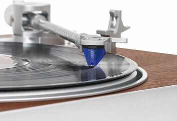 Bras de lecture en fibre de carbone et cartouche Ortofon 2M Blue (Image source : Victrola)