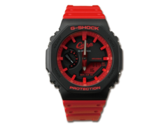 Le logo Carp de la montre Casio G-Shock x Hiroshima Toyo Carp collab est accompagné d&#039;index et d&#039;accents rouges sur un fond noir. (source de l&#039;image : Great G-Shock World)