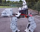 Le YouTuber et ingénieur James Bruton a construit un AT-AT de Star Wars qui peut être transporté, en utilisant principalement des composants imprimés en 3D. (Source de l'image : YouTube / James Bruton)