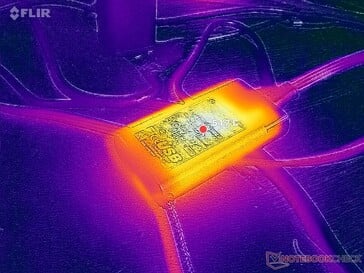 L'adaptateur CA atteint plus de 55°C lorsque les charges sont élevées