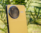 Le Poco F7 Ultra sera proposé dans une finition bicolore jaune et noire qui attire le regard. (Source de l'image : Notebookcheck)