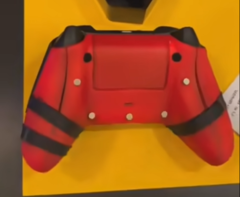 La manette Xbox Deadpool x sans l&#039;attachement à l&#039;arrière. (Source : bilibili)