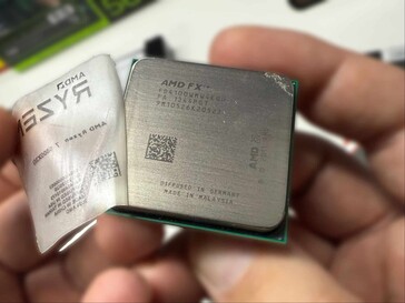 Image montrant l'autocollant retiré de la fausse Ryzen 7 9800X3D. (Source de l'image : Hardware Busters)