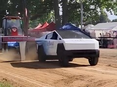 Le Cybertruck à double moteur est devenu le champion de la classe 2500 lors d&#039;une épreuve de traction de tracteur. (Source de l&#039;image : Reddit)