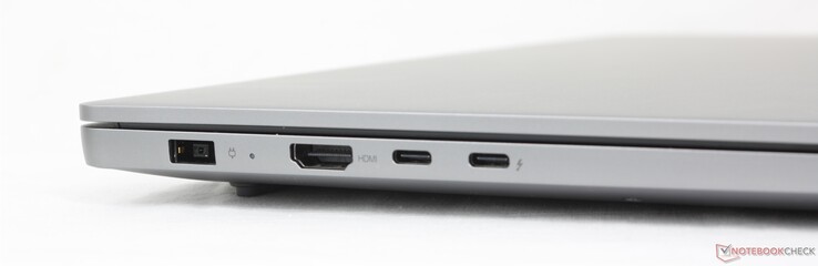 À gauche : adaptateur secteur, HDMI 2.1, USB-C 3.2 Gen. 2x2 avec DisplayPort + Power Delivery, USB-C Thunderbolt 4 avec DisplayPort + Power Delivery