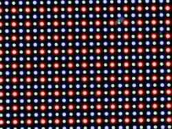 L'écran OLED est basé sur une matrice de sous-pixels RG/BG composée d'une LED rouge, d'une LED bleue et d'une LED verte.