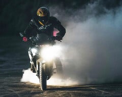 La moto GNC de Bajaj devrait permettre de réduire les coûts de carburant de 50 à 65 %, selon le directeur général de la société (image : Bajaj Auto)