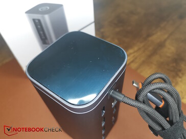 Tampon adhésif avec film de protection sur la face inférieure